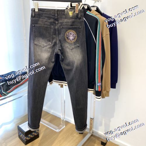 フロントウエストのボタン 理想のパンツ 2021秋冬 デニムパンツ ヴェルサーチVERSACE 注目のアイテム ヴェルサーチコピーブランド