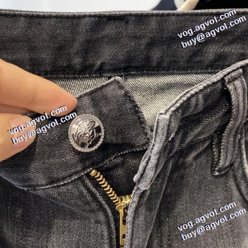 フロントウエストのボタン 理想のパンツ 2021秋冬 デニムパンツ ヴェルサーチVERSACE 注目のアイテム ヴェルサーチコピーブランド