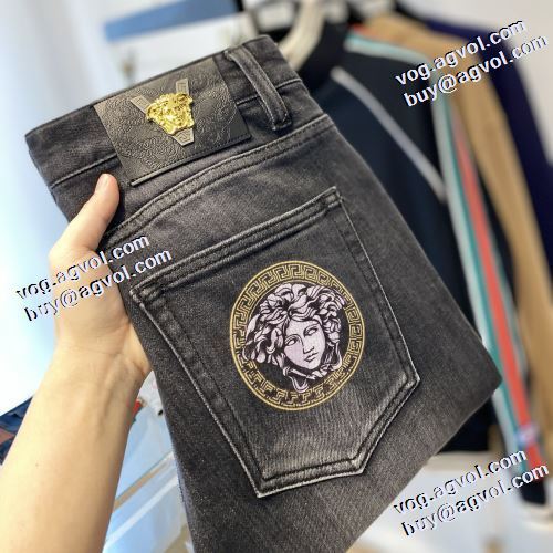 フロントウエストのボタン 理想のパンツ 2021秋冬 デニムパンツ ヴェルサーチVERSACE 注目のアイテム ヴェルサーチコピーブランド