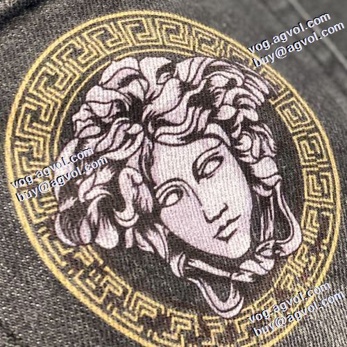フロントウエストのボタン 理想のパンツ 2021秋冬 デニムパンツ ヴェルサーチVERSACE 注目のアイテム ヴェルサーチコピーブランド