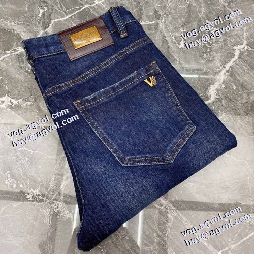 柔らかな質感 2021秋冬 ヴェルサーチ偽物ブランド ヴェルサーチVERSACE デニムパンツ ぐんぐん伸びるストレッチなデニム シンプル