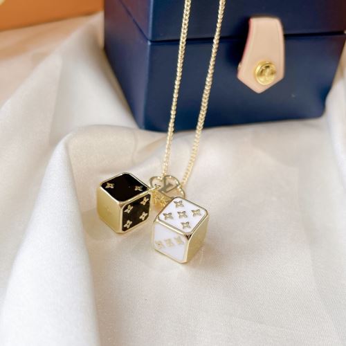 2022新作 ルイ ヴィトン LOUIS VUITTON ペンダントトップ コンビカラー ルイ ヴィトンブランド コピー プレゼントに最適 海外セレブ愛用
