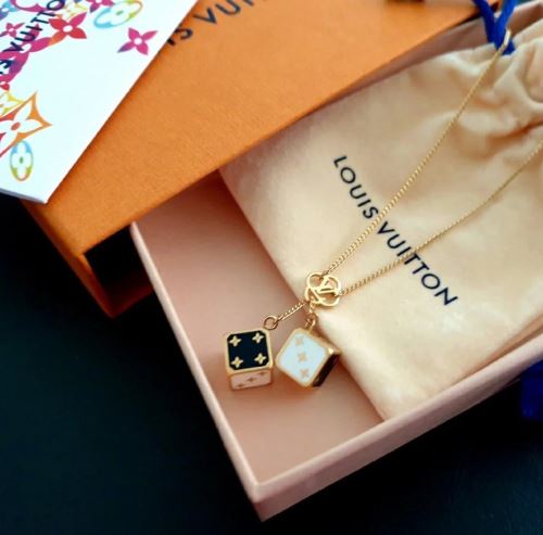 2022新作 ルイ ヴィトン LOUIS VUITTON ペンダントトップ コンビカラー ルイ ヴィトンブランド コピー プレゼントに最適 海外セレブ愛用