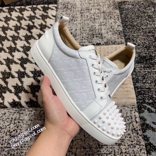 クリスチャンルブタンコピー 2021秋冬 クリスチャンルブタン Christian Louboutin コスパ最高のプライス フラットシューズ 海外限定ライン すべり防止 スタッズ ナチュラルな素材感