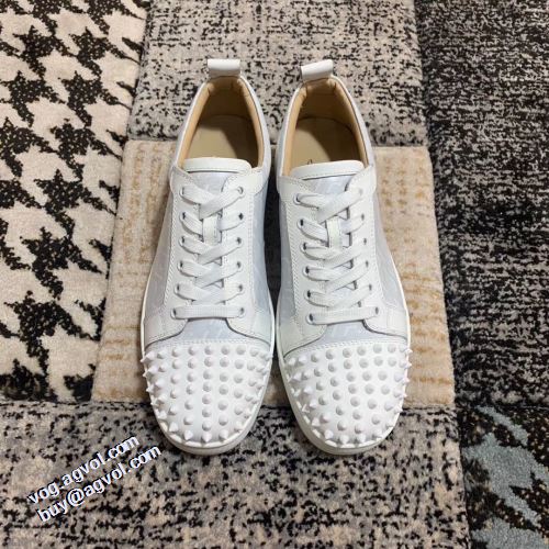 クリスチャンルブタンコピー 2021秋冬 クリスチャンルブタン Christian Louboutin コスパ最高のプライス フラットシューズ 海外限定ライン すべり防止 スタッズ ナチュラルな素材感