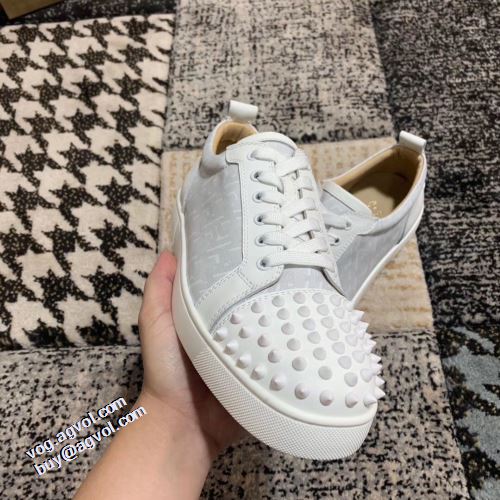 クリスチャンルブタンコピー 2021秋冬 クリスチャンルブタン Christian Louboutin コスパ最高のプライス フラットシューズ 海外限定ライン すべり防止 スタッズ ナチュラルな素材感