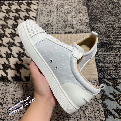 クリスチャンルブタンコピー 2021秋冬 クリスチャンルブタン Christian Louboutin コスパ最高のプライス フラットシューズ 海外限定ライン すべり防止 スタッズ ナチュラルな素材感