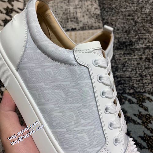 クリスチャンルブタンコピー 2021秋冬 クリスチャンルブタン Christian Louboutin コスパ最高のプライス フラットシューズ 海外限定ライン すべり防止 スタッズ ナチュラルな素材感