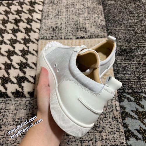 クリスチャンルブタンコピー 2021秋冬 クリスチャンルブタン Christian Louboutin コスパ最高のプライス フラットシューズ 海外限定ライン すべり防止 スタッズ ナチュラルな素材感