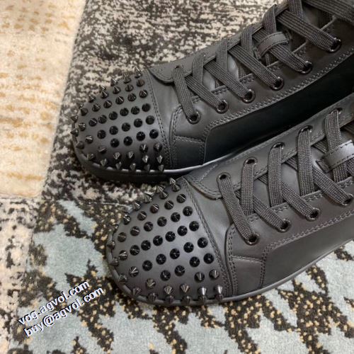 2021秋冬 クリスチャンルブタンコピー ブランド 汚れも目立ちにくい クリスチャンルブタン Christian Louboutin 実用性に溢れるアイテム スタッズ 抗菌?防臭加工 ハイトップシューズ 