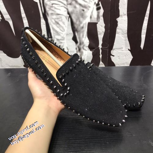 秋のお出かけに最適 カジュアルシューズ フラットシューズ クリスチャンルブタン Christian Louboutin 着脱の簡単なスリップオンタイプ リゾートスタイル クリスチャンルブタンコピー ブランド 2021秋冬 