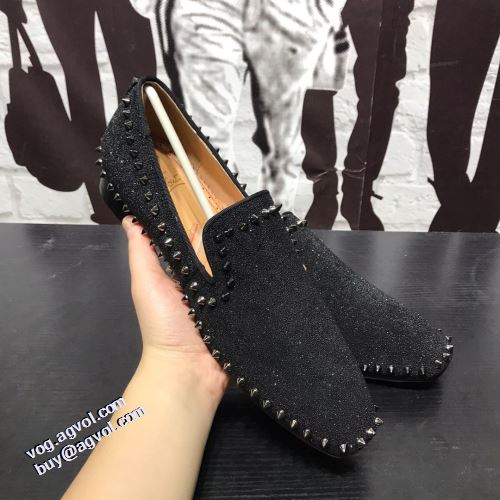 秋のお出かけに最適 カジュアルシューズ フラットシューズ クリスチャンルブタン Christian Louboutin 着脱の簡単なスリップオンタイプ リゾートスタイル クリスチャンルブタンコピー ブランド 2021秋冬 