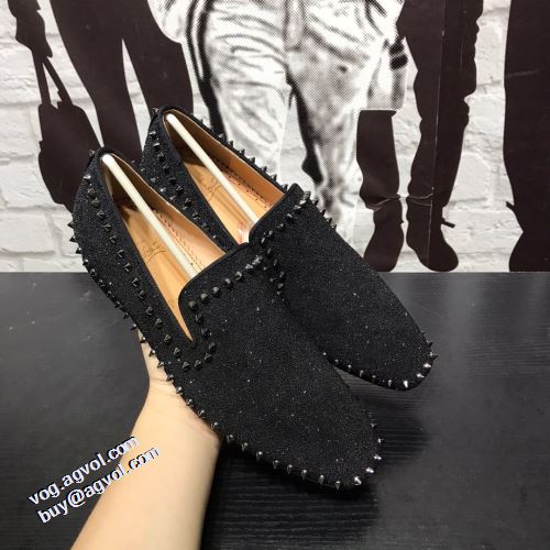 秋のお出かけに最適 カジュアルシューズ フラットシューズ クリスチャンルブタン Christian Louboutin 着脱の簡単なスリップオンタイプ リゾートスタイル クリスチャンルブタンコピー ブランド 2021秋冬 