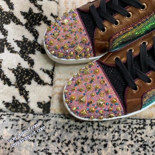 2021秋冬 クリスチャンルブタン Christian Louboutin クリスチャンルブタンブランド コピー スタッズ 機能性も備えたアイテム フラットシューズ 流行を超えた定番シューズ 