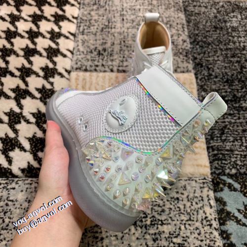 フラットシューズ 定番のアイテム クリスチャンルブタン Christian Louboutin 2021秋冬 スタッズ ナチュラルな素材感 クッション加工 クリスチャンルブタンコピー 