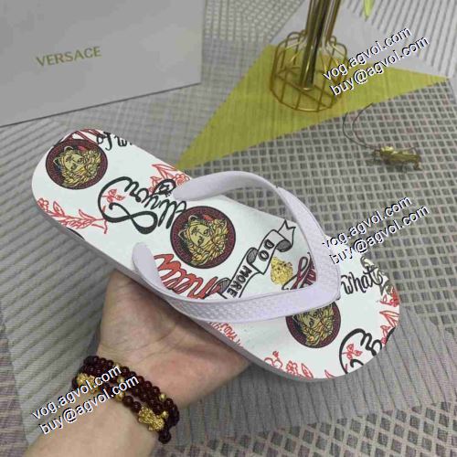 カジュアルサンダル 軽量 2021春夏 ヴェルサーチVERSACE スリッパ トングサンダル ヴェルサーチブランド コピー ショートパンツ 確定となる上品