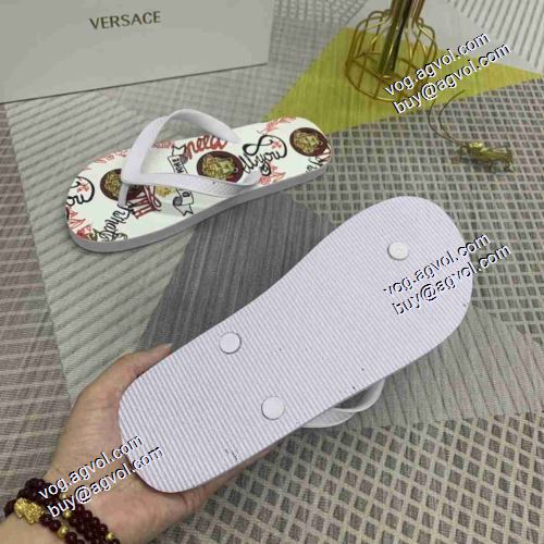 カジュアルサンダル 軽量 2021春夏 ヴェルサーチVERSACE スリッパ トングサンダル ヴェルサーチブランド コピー ショートパンツ 確定となる上品