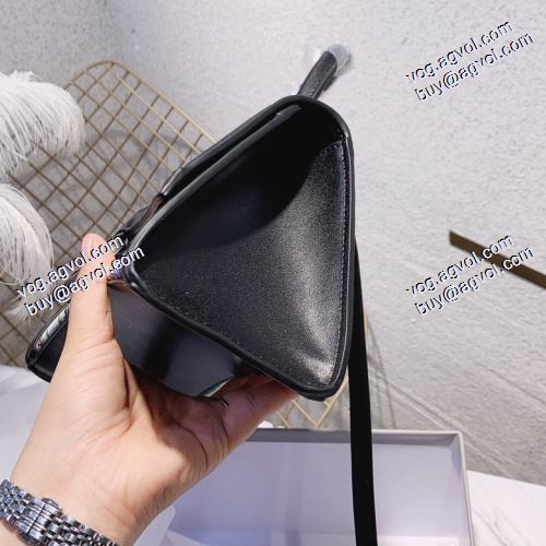  バレンシアガ BALENCIAGA 一味違うケーブル編みが魅力満点 斜め掛けバッグ BALENCIAGAコピー 2021春夏