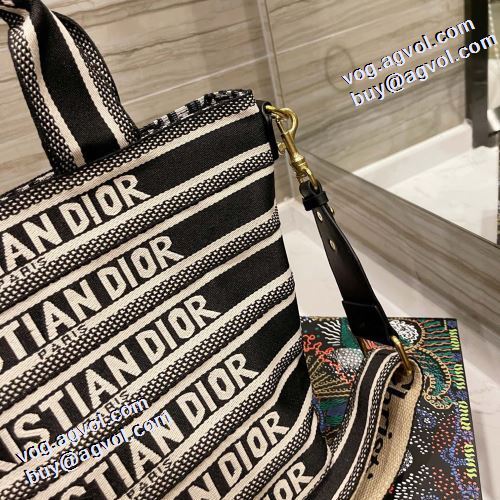 手持ち&ショルダー掛け ディオール DIOR 優しい色合い ディオールコピー ブランド スーツにぴったり シンプル＋多機能 2021秋冬 メインルーム