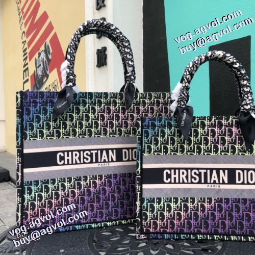 ディオール偽物ブランド 収納力のよい ビジネスケース 2021秋冬 ディオール DIOR 人目を惹くデザイン メインルーム キャリア女性のお悩み解決 