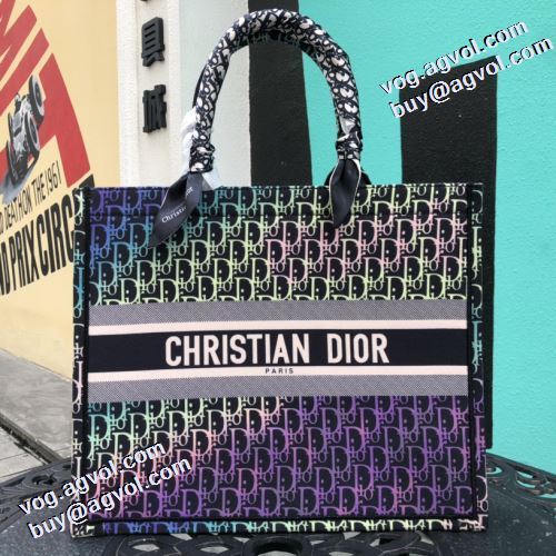 ディオール偽物ブランド 収納力のよい ビジネスケース 2021秋冬 ディオール DIOR 人目を惹くデザイン メインルーム キャリア女性のお悩み解決 