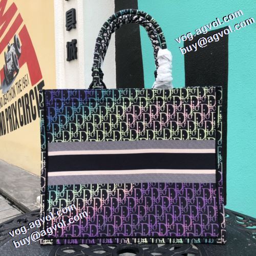 ディオール偽物ブランド 収納力のよい ビジネスケース 2021秋冬 ディオール DIOR 人目を惹くデザイン メインルーム キャリア女性のお悩み解決 