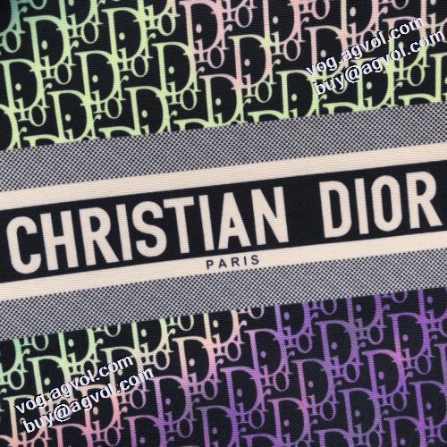 ディオール偽物ブランド 収納力のよい ビジネスケース 2021秋冬 ディオール DIOR 人目を惹くデザイン メインルーム キャリア女性のお悩み解決 