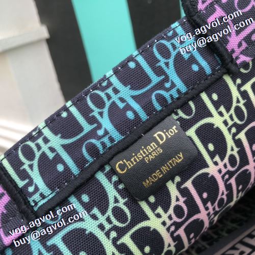 ディオール偽物ブランド 収納力のよい ビジネスケース 2021秋冬 ディオール DIOR 人目を惹くデザイン メインルーム キャリア女性のお悩み解決 
