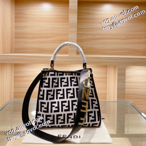 2021秋冬 フェンディ FENDI 手持ち&ショルダー掛け フェンディブランド コピー 3色可選 人気ブランド レザーショルダーバッグ 高級感を備えている