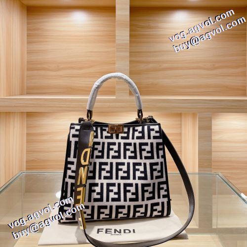 2021秋冬 フェンディ FENDI 手持ち&ショルダー掛け フェンディブランド コピー 3色可選 人気ブランド レザーショルダーバッグ 高級感を備えている