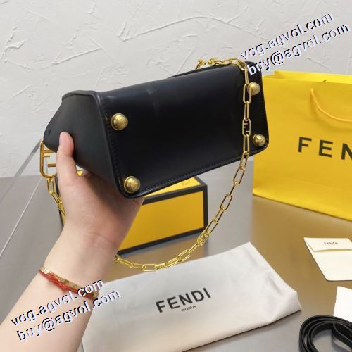 ショルダーバッグ 落ち着いた質感 フェンディコピー 2021秋冬 フェンディ FENDI なめらかな手触りのバッグ 利便性に優れ メインルーム 4色可選