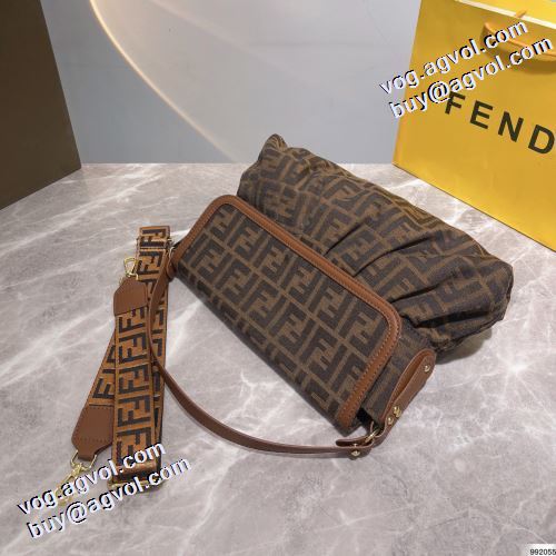 サイクリング 通勤 通学 バッグ 2色可選 高級感漂わせる フェンディ FENDI 気軽に持てる 2021秋冬 手持ち&ショルダー掛け フェンディコピー ブランド 