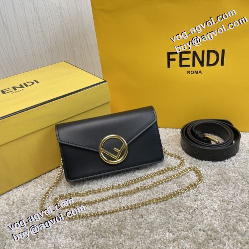 活躍のバッグ 2021秋冬 フェンディ FENDI 斜め掛けバッグ フェンディ偽物ブランド セレブ愛用の超人気商品 2色可選 シンプル＋多機能