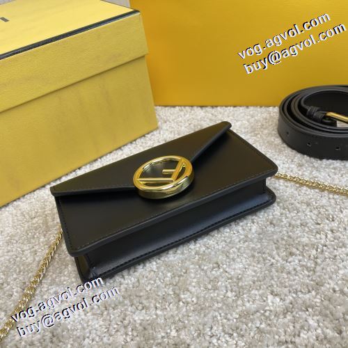 活躍のバッグ 2021秋冬 フェンディ FENDI 斜め掛けバッグ フェンディ偽物ブランド セレブ愛用の超人気商品 2色可選 シンプル＋多機能
