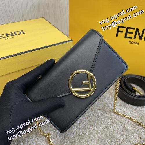 活躍のバッグ 2021秋冬 フェンディ FENDI 斜め掛けバッグ フェンディ偽物ブランド セレブ愛用の超人気商品 2色可選 シンプル＋多機能