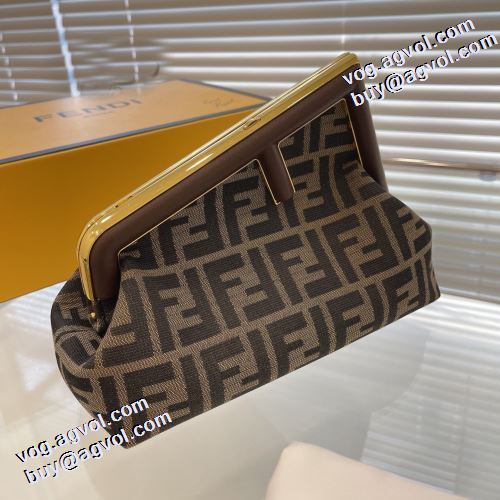 セカンドバッグ 海外限定ライン フェンディスーパーコピー 2021秋冬 フェンディ FENDI 斜め掛けバッグ レディースバッグ 売れ筋のいい