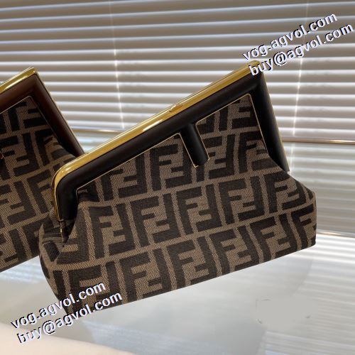 セカンドバッグ 海外限定ライン フェンディスーパーコピー 2021秋冬 フェンディ FENDI 斜め掛けバッグ レディースバッグ 売れ筋のいい
