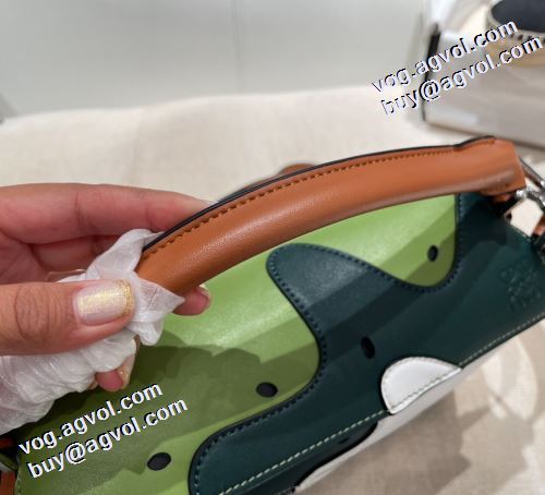 ロエベ偽物ブランド 斜め掛けバッグ 小型 軽量 高品質 人気 高級感を備えている 2021秋冬 ロエベ LOEWE