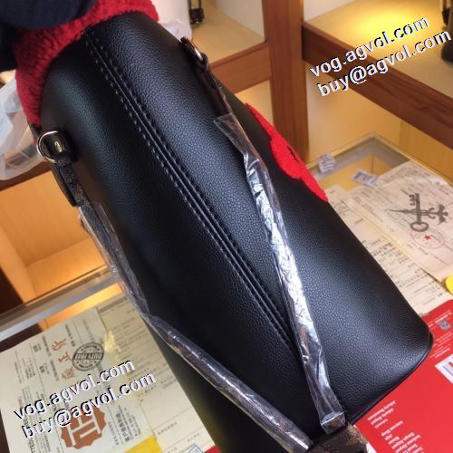 収納力のよい ルイ ヴィトンブランド コピー 2色可選 2021秋冬 ルイ ヴィトン LOUIS VUITTON 手持ち&ショルダー掛け 高級感ある インナーバッグ付収納