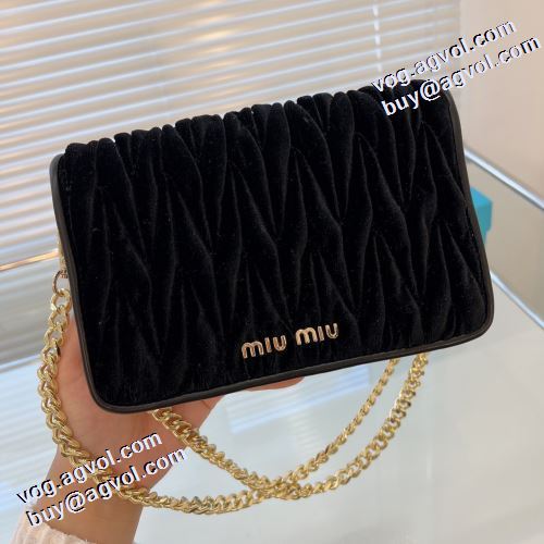 2021秋冬 最安値に挑戦 バランスのいい大きさ ミュウミュウ MIUMIU ショルダーバッグ ミュウミュウブランド コピー 4色可選 柔軟