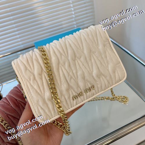 2021秋冬 最安値に挑戦 バランスのいい大きさ ミュウミュウ MIUMIU ショルダーバッグ ミュウミュウブランド コピー 4色可選 柔軟