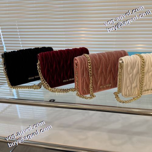 2021秋冬 最安値に挑戦 バランスのいい大きさ ミュウミュウ MIUMIU ショルダーバッグ ミュウミュウブランド コピー 4色可選 柔軟