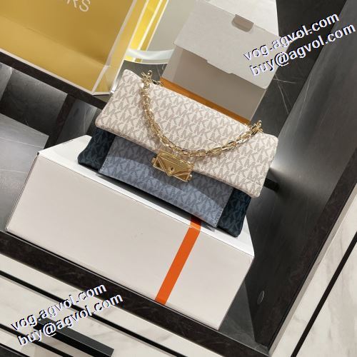 2021秋冬 3色可選 綺麗に決まるフォルム！マイケルコース スーツにぴったり モノグラム Michael Kors ショルダーバッグ ファスナーポケット付