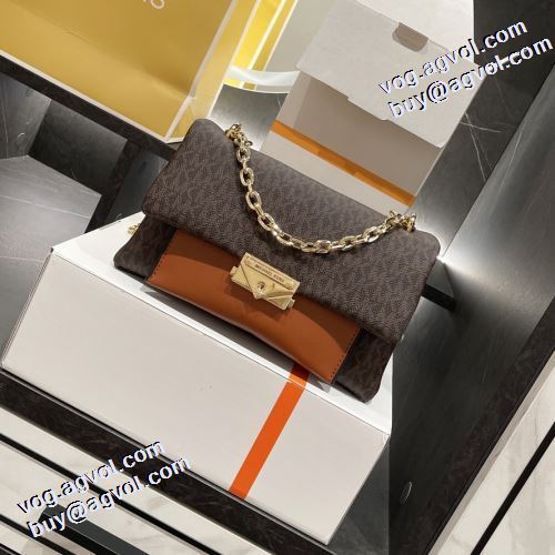 2021秋冬 3色可選 綺麗に決まるフォルム！マイケルコース スーツにぴったり モノグラム Michael Kors ショルダーバッグ ファスナーポケット付