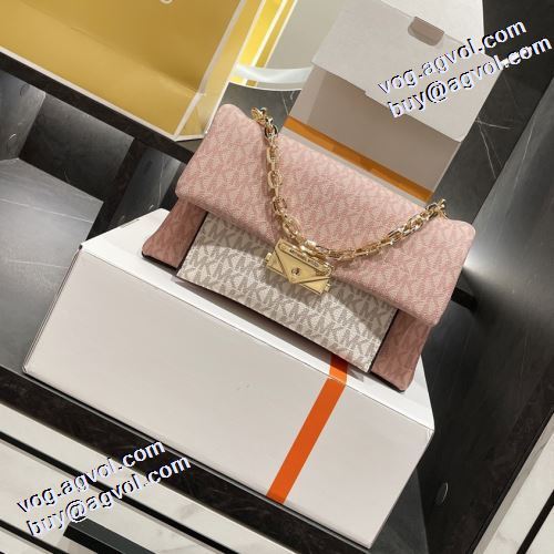 2021秋冬 3色可選 綺麗に決まるフォルム！マイケルコース スーツにぴったり モノグラム Michael Kors ショルダーバッグ ファスナーポケット付