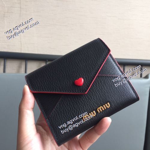 MIUMIU偽物ブランド 派手 ：比较华丽的 2021春夏 ミュウミュウ MIUMIU レディース財布 3色可選