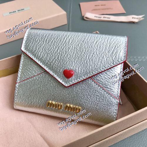 MIUMIU偽物ブランド 派手 ：比较华丽的 2021春夏 ミュウミュウ MIUMIU レディース財布 3色可選