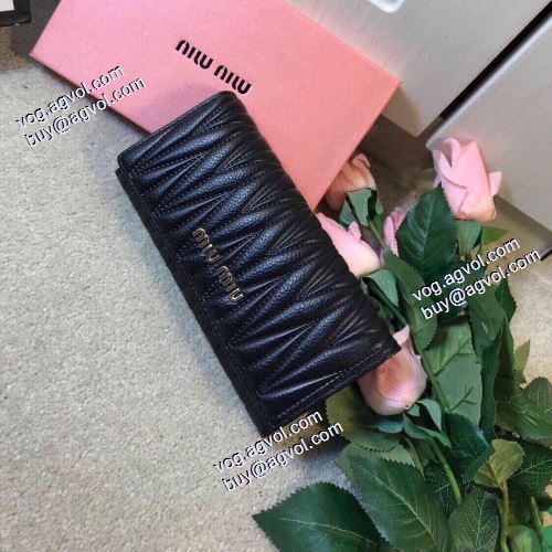 高品質 人気 ミュウミュウスーパーコピー 激安 2021春夏 ミュウミュウ MIUMIU レディース財布 2色可選 