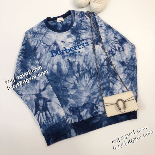 大好評 綺麗に決まるフォルム！ バーバリースーパーコピー 2021秋冬 バーバリー BURBERRY プルオーバーパーカー 総柄 ロゴパーカー