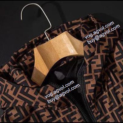 大絶賛の履き心地! 2021秋冬 ジャケット フェンディスーパーコピー FENDI こだわりのコート